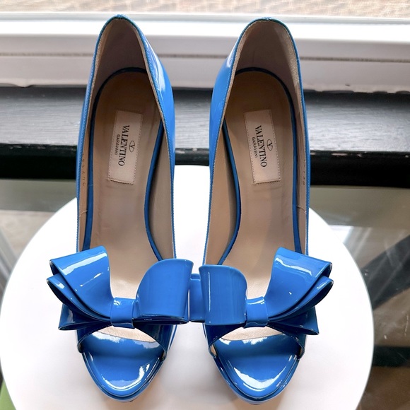 Valentino Garavani Shoes - 🌺VALENTINO GARAVANI 👠 Blue Patent Leather Bow Peep Toe Platform Pumps size 38